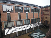 Gesamtaufnahme der 1988 von Heinz Mohl errichteten Hoffassade (Südwestfassade) / Staatliche Kunsthalle Karlsruhe, sog. Amersbachflügel in 76133 Karlsruhe, Innenstadt-West (26.09.2024 - Aufnahme B. Wink) Gesamtaufnahme der 1988 von Heinz Mohl errichteten Hoffassade (Südwestfassade) / Staatliche Kunsthalle Karlsruhe, sog. Amersbachflügel in 76133 Karlsruhe, Innenstadt-West (26.09.2024 - Aufnahme B. Wink)