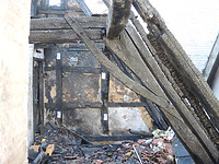 Blick auf das brandgeschädigte Dachtragwerk im 1. Dachgeschoss von Pliensaustraße 13. Gut zu erkennen ist die liegende Stuhlkonstruktion mit verblattetem Kopfband / Wohn-und Geschäftshaus in 73728 Esslingen am Neckar (30.06.2015 - Markus Numberger)