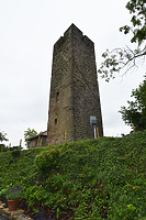Blick auf die nordwestliche Ecke des Bergfrieds. / Burg Ravensburg, Bergfried in 75056 Sulzfeld, Ravensburg (13.07.2021 - Foto: KB-BM) Blick auf die nordwestliche Ecke des Bergfrieds. / Burg Ravensburg, Bergfried in 75056 Sulzfeld, Ravensburg (13.07.2021 - Foto: KB-BM)