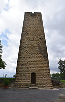 Blick auf die Hofseite des Bergfried mit dem (heutigen) Eingang. / Burg Ravensburg, Bergfried in 75056 Sulzfeld, Ravensburg (31.08.2021 - Foto: KB-BM) Blick auf die Hofseite des Bergfried mit dem (heutigen) Eingang. / Burg Ravensburg, Bergfried in 75056 Sulzfeld, Ravensburg (31.08.2021 - Foto: KB-BM)