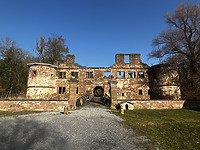 Ruine des Wasserschlosses Menzingen, Blick auf die Südfassade. / Schlossruine Menzingen in 76703 Menzingen (09.02.2023 - KB-BM) Ruine des Wasserschlosses Menzingen, Blick auf die Südfassade. / Schlossruine Menzingen in 76703 Menzingen (09.02.2023 - KB-BM)