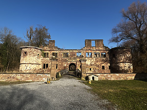 Ruine des Wasserschlosses Menzingen, Blick auf die Südfassade. / Schlossruine Menzingen in 76703 Menzingen (09.02.2023 - KB-BM) Ruine des Wasserschlosses Menzingen, Blick auf die Südfassade. / Schlossruine Menzingen in 76703 Menzingen (09.02.2023 - KB-BM)