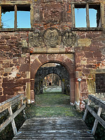 Das Hauptportal mit Wappen, Blick von der Steinbrücke nach Norden. / Schlossruine Menzingen in 76703 Menzingen (10.02.2023 - KB-BM) Das Hauptportal mit Wappen, Blick von der Steinbrücke nach Norden. / Schlossruine Menzingen in 76703 Menzingen (10.02.2023 - KB-BM)