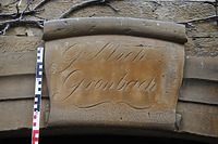 Fassade Süd-Ost: Kartusche über der Haustüre / Ehem. Hof Gronbach in 74549 Wolpertshausen-Hohenberg (22.08.2025 - SCHÄFER.PARTGER PartG Architektur.Städtebau.Denkmalpflege)