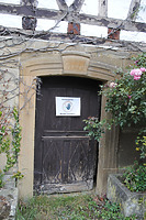 Fassade Süd-Ost: Haustüre mit Werksteingewände aus Sandstein und Rahmen-Füllungstüre / Ehem. Hof Gronbach in 74549 Wolpertshausen-Hohenberg (22.08.2025 - SCHÄFER.PARTGER PartG Architektur.Städtebau.Denkmalpflege)