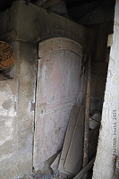 Erdgeschoss; Kellertüre in den verputzten Keller / Ehem. Hof Gronbach in 74549 Wolpertshausen-Hohenberg (22.08.2025 - SCHÄFER.PARTGER PartG Architektur.Städtebau.Denkmalpflege)