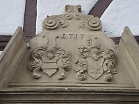 Inschriftliche Datierung „1717“ über dem Eingangsportal an der Ostfassade / Ehem. Rentamt in 75050 Gemmingen (10.11.2016 - Markus Numberger)