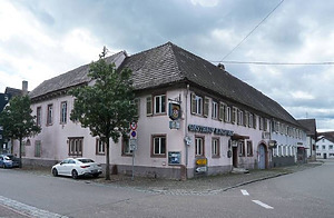 Ansicht von der Nordostseite her auf den Eckbau, den Saalbau (links) und den Durchgangsbau (rechts). / Kippenheim, Obere Hauptstr. 1, Saalbau in 77971, Kippenheim (10.2024 - Dipl. Ing. Stefan King, Freiburg.)