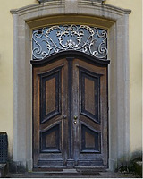 Zweiflügelige Kassettentür des Eingangsportals mit Profilen in Wellenform und Oberlicht mit Ziergitter / Landhaus Umkirch/Fulwell Park in 79224 Umkirch (04.2022 - Dipl. Ing. Stefan King)