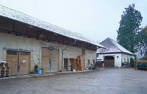 Anicht von der Hofseite/von Süden auf den Hauptbau des Südtraktes (links) und den Westbau (rechts). / Sulzburg, Nebengebäude des Rathauses - Südtrakt, Hauptbau in 79295 Sulzburg (12.2023 - Dipl. Ing. Stefan King, Freiburg)