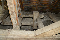 Hölzerne Aufhängung am Ostende des Reparaturunterzugs an den intakten bauzeitlichen Deckenbalken / Konstanzer Kirche Unserer Lieben Frau in 71254 Ditzingen (16.02.2026 - Landesamt für Denkmalpflege, Dienstsitz Esslingen)