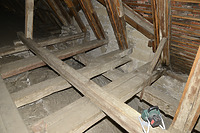 Reparaturkonstruktionen im Anschlussbereich Chordach - Turmwand / Konstanzer Kirche Unserer Lieben Frau in 71254 Ditzingen (16.02.2026 - Landesamt für Denkmalpflege, Dienstsitz Esslingen)