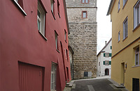 Schwarzer Graben, Hauptmauer nördlich des Schwarzen Tors: Westseite des Hauses Hauptstraße 1 mit stark geböschter Mauerschürze, die in den Wehrgraben hinunterreichte / Stadtmauer in 78628 Rottweil (2024 - Stefan King, Freiburg)