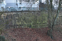 Südmauer Kernstadt, Stützmauer südlich des Taleinschnitts (Stadtgraben): Einige Lagen aus Buckelquadern über eine Länge von 23m / Stadtmauer in 78628 Rottweil (2024 - Stefan King, Freiburg)