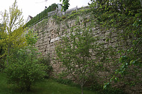 Südwestmauer Waldtorort, Hauptmauer oberhalb der Neutorstraße: Mauerabschnitt von 42m Länge und einer Höhe von 8m an der höchsten Stelle mit leichter Böschung. / Stadtmauer in 78628 Rottweil (2024 - Stefan King, Freiburg)