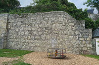 Südwestmauer Waldtorort, Zwingermauer unterhalb der Neutorstraße: Mauerabschnitt am von 10,5m Länge und 5.5m Höhe aus großformatigen Quadern aus Muschelkalk/Dolomit / Stadtmauer in 78628 Rottweil (2024 - Stefan King, Freiburg)