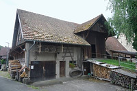 Nordseite mit Rampe und Hocheinfahrtstor, im Erdgeschoss von links Schopftor, Stalltür und Tür zum Futtergang unter der Brücke / Bauernhaus in 79804 Dogern (2023 - Stefan King, Freiburg)