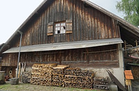 Ostseite mit Bruchsteinmauer auf Erdgeschossebene und Ständerwand mit Kopfbändern und Bretterfüllung auf Obergeschossebene / Bauernhaus in 79804 Dogern (2023 - Stefan King, Freiburg)