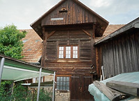 Südseite mit vorkragender Verlängerung der hochliegenden Einfahrt / Bauernhaus in 79804 Dogern (2023 - Stefan King, Freiburg)