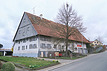 Gebäude von Südosten mit Blick auf vordere, östliche Längs- und vordere, südliche Schmalseite, links mit Sockelgeschoss, rechts mit Geländeanhebung für die frühere Hocheinfahrt / Bauernhaus in 78655 Dunningen (2023 - Stefan King, Freiburg) Gebäude von Südosten mit Blick auf vordere, östliche Längs- und vordere, südliche Schmalseite, links mit Sockelgeschoss, rechts mit Geländeanhebung für die frühere Hocheinfahrt / Bauernhaus in 78655 Dunningen (2023 - Stefan King, Freiburg)