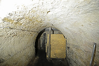 Nordkeller;
Der gewölbte breite Gang verbindet den Balkenkeller im nordöstlichen Kellerbereich mit dem ehemaligen Kellertreppenhals zum Keller von Marktplatz 26 / Wohn- und Geschäftshaus in 71229 Leonberg (27.08.2026 - Michael Hermann, Heimerdingen.) Nordkeller;
Der gewölbte breite Gang verbindet den Balkenkeller im nordöstlichen Kellerbereich mit dem ehemaligen Kellertreppenhals zum Keller von Marktplatz 26 / Wohn- und Geschäftshaus in 71229 Leonberg (27.08.2026 - Michael Hermann, Heimerdingen.)