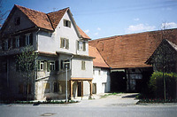 Südwestansicht 1993 mit Wohnhaus (links) und Scheune / Hofanlage in 73779 Deizisau