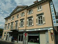 Wohn- und Geschäftshaus Zirkel 32, Karlsruhe. Südansicht / Wohn- und Geschäftshaus in 76113 Karlsruhe, Innenstadt-West (15.09.2004 - Michael Hermann) Wohn- und Geschäftshaus Zirkel 32, Karlsruhe. Südansicht / Wohn- und Geschäftshaus in 76113 Karlsruhe, Innenstadt-West (15.09.2004 - Michael Hermann)