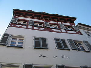 Konstanz/Niederburg, Brückengasse 5, Haus zur Rebe. Ansicht von der Brückengasse auf die oberen Stockwerke. (Schoenenberg 2008) / Haus zur Rebe in 78464 Konstanz 