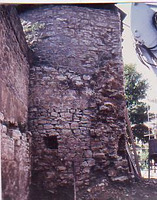 Seeturm, Nordseite, mit Resten der Verzahnung der älteren Stadtmauer. / Stadtmauer am Seeturm in 97996 Niederstetten