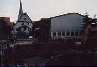 Gesamtansicht von Westen. Im Hintergrund Fachwerkgiebel in der Flucht der ehemaligen Stadtmauer. / Wohn- und Geschäftshaus, Burgstelle in 72631 Grötzingen Gesamtansicht von Westen. Im Hintergrund Fachwerkgiebel in der Flucht der ehemaligen Stadtmauer. / Wohn- und Geschäftshaus, Burgstelle in 72631 Grötzingen