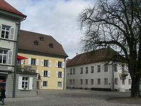 Konstanz, Münsterplatz 7 (links im Bild), 9 (mittiges gelbes Gebäude) und 11 (rechts im Bild). (Löbbecke 2008) / Ehemalige Domdekanei in 78462 Konstanz