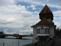 Rheinsteig 4, dahinter Rheintorturm und Rheinbrücke, Blick nach Osten / Ehem. Lesehalle in 78462 Konstanz (2008 - Schoenenberg)