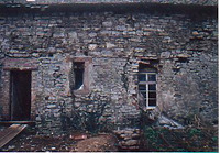 Ostwand Ostflügel (von Osten). Oberhalb und links von der kleinen Fensteröffnung Reste der ehemaligen Rüsthölzer. / Ehemaliges Kloster in 74706 Schlierstadt