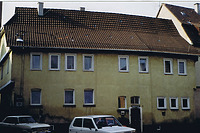 Südfassade (Zinkbrunnenstraße); links die auskrakende Westfassade zur Höhbergstraße / Eckgebäude (Wohnhaus) in 70327 Stuttgart-Wangen (17.11.2008)