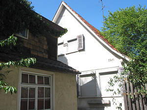 Straßenseitige Ansicht des in zweiter Reihe stehenden Gebäudes (2007) / Wohnhaus in 72544 Metzingen (Markus Numberger, Esslingen)