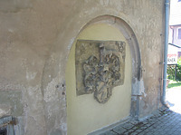 Im alten Kellerabgang vermauerter Wappenstein der Familie von Anweil 1592 (i) / ehem. Schloss in 71159 Mötzingen Im alten Kellerabgang vermauerter Wappenstein der Familie von Anweil 1592 (i) / ehem. Schloss in 71159 Mötzingen