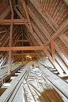 Mittelschiffdach mit mittelalterlichem Sparrendach und nachträglich eingefügtem Hängewerk des späten 19. Jahrhunderts. / Stadtpfarrkirche St. Jakobus in 88630 Pfullendorf (16.7.2024 - Michael Hermann, Heimerdingen)