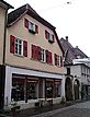  Wohn- und Geschäftshaus, Ansicht von Nordosten, 
Urheber: Regierungspräsidium Karlsruhe, RPK, Ref. 26 / Wohn- und Geschäftshaus in 75015 Bretten