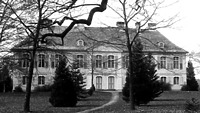 Schloss Stutensee, Ansicht von Osten,
Urheber: Regierungspräsidium Karlsruhe, RPK, Ref. 26 / Schloß Stutensee in 76297 Stutensee, Schloß Stutensee Schloss Stutensee, Ansicht von Osten,
Urheber: Regierungspräsidium Karlsruhe, RPK, Ref. 26 / Schloß Stutensee in 76297 Stutensee, Schloß Stutensee