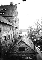 Aufnahme von Nordost, 1982 / Steinhaus mit Scheune des Pfleghof in 75438 Knittlingen