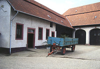 Wirtschaftsgebäude und Scheune, Ansicht von Süden, 
Urheber: Schulle und Dietrich, Freie Architekten / landwirt. Anwesen des Bauernweilers Grenzhof in 69123 Heidelberg-Wieblingen, Grenzhof
