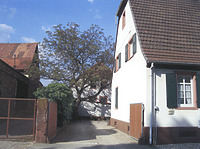 Hofeinfahrt mit Blick auf Wirtschaftsgebäude,  Ansicht von Südwesten,
Urheber: Schulle und Dietrich, Freie Architekten / landwirt. Anwesen des Bauernweilers Grenzhof in 69123 Heidelberg-Wieblingen, Grenzhof