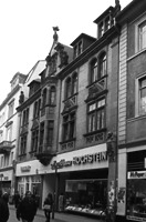 Wohn- und Geschäftshaus, Ansicht von Nordosten, 
Urheber: Regierungspräsidium Karlsruhe, RPK, Ref. 26 / Wohn- und Geschäftshaus in 69117 Heidelberg-Altstadt