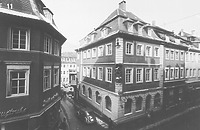 Südecke des Gebäudes mit Muttergottesfigur (1971) / Café Scheu, Wohn- und Geschäftshaus in 69117 Heidelberg-Altstadt (Bildindex: LAD Baden-Württemberg, Außenstelle Karlsruhe, Microfiche-Scan mi05669e11)