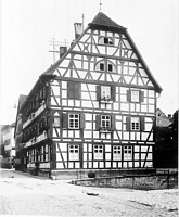 Rathaus, 1619, aufgen. ~ 1910, Ansicht N
Quelle: Bildarchiv Foto Marburg / Gasthaus Zum güldenen Hirschen, später Rathaus in 74740 Adelsheim