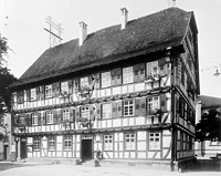 Rathaus, 1619, aufgen. ~ 1910, Ansicht NO
Quelle: Bildarchiv Foto Marburg / Gasthaus Zum güldenen Hirschen, später Rathaus in 74740 Adelsheim Rathaus, 1619, aufgen. ~ 1910, Ansicht NO
Quelle: Bildarchiv Foto Marburg / Gasthaus Zum güldenen Hirschen, später Rathaus in 74740 Adelsheim