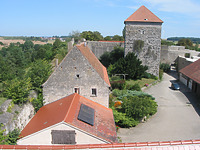 Ansicht der Burganlage von Westen (2009). Das Wohnhaus mit bruchsteinsichtigem Westgiebel. / Wohnhaus in 97993 Creglingen, Brauneck