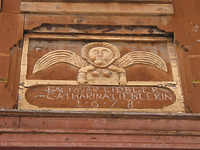 Hölzerne Relieftafel mit der Bauinschrift von 1628 / Lieblerhaus in 97941 Tauberbischofsheim