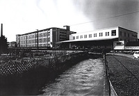 Firma Schachenmayr Ansicht Nord,
Kanal, Vordach und Laderampe-Bahn um 1976 / Wollsortiergebäude Schachenmayr  in 73084 Salach