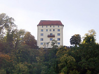 Obrigheim, Schloss Neuburg, Ansicht O
Quelle: www.burgen-und-schloesser.net / Schloss Neuburg in 74847 Obrigheim